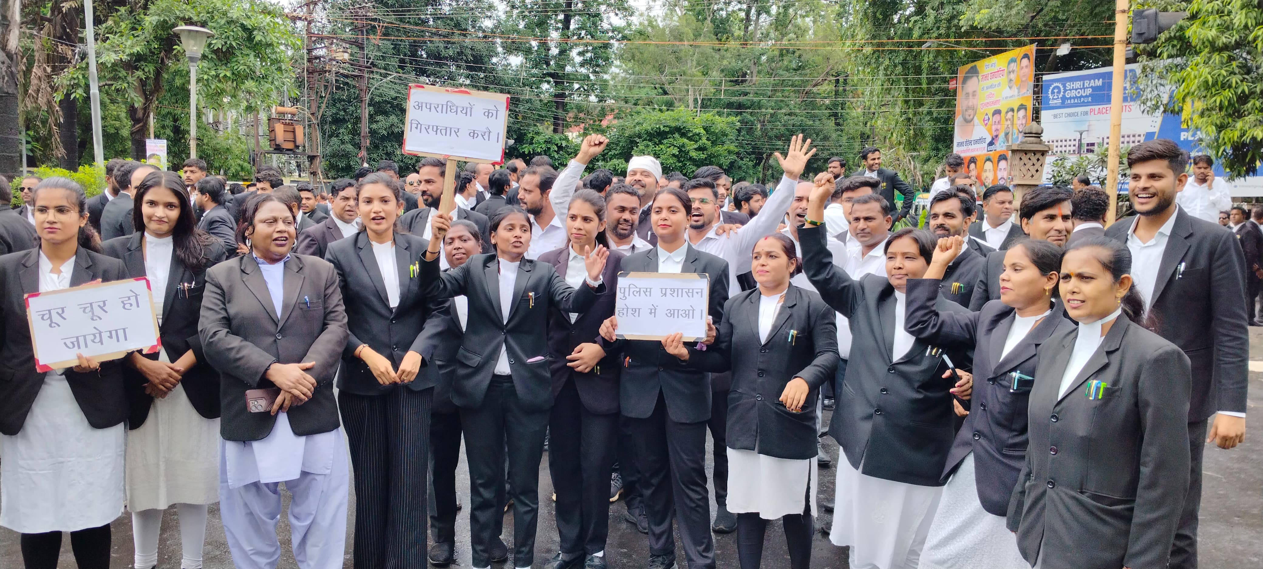 जबलपुर में वकीलों पर बढ़ते हमलों के विरोध में वकीलों का आर-पार का आंदोलन, पुलिस को 3 दिन का अल्टीमेटम 2 1753363047 WhatsApp Image 2025 07 24 at 3.01.19 PM